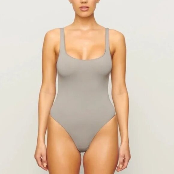 ESSENTIAL SCOOP NECK‎ BODYSUIT | SMOKE - Picture 1 of 5